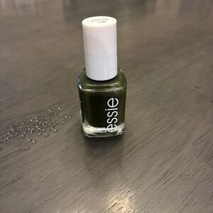 Essie Bail Polish 1797 meet me at midnight
New.